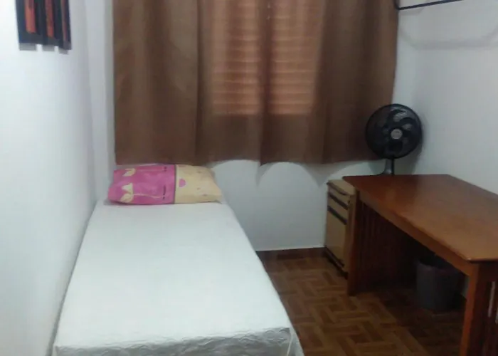 Um Quarto Individual Em Casa Familiar