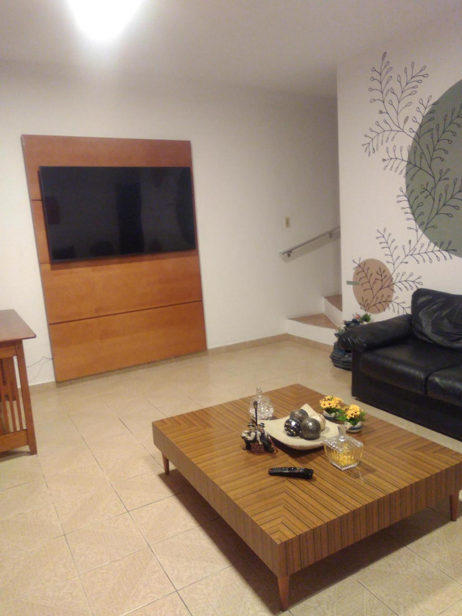 Um Individual Em Casa Familiar *